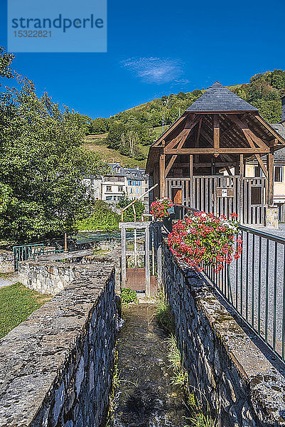Frankreich  Hautes-Pyrenees  vallee d'Aure  Arreau  Wasserleitung des Sägewerkes Will (Saint James Weg)