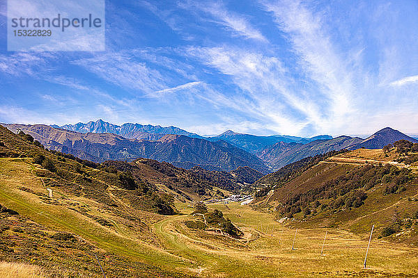 Landschaft  Blick auf die Pisten und Berge rund um das Skigebiet Guzet-Schnee im Sommer. Couserans-Pyrenäen  Ustou-Tal  Ariege  Okzitanien  Frankreich