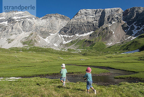 Pyrenäen-Nationalpark  Hautes-Pyrenees  Kinder im Cirque de Troumouse (UNESCO-Welterbe)