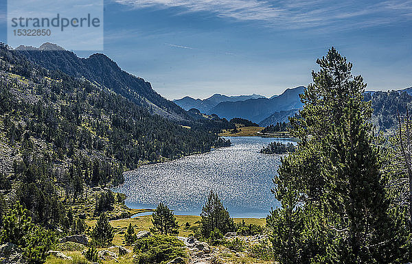 Frankreich  Hautes-Pyrenees  Haute Vallee d'Aure  Nationales Naturschutzgebiet Neouvielle  der Aumar-See vom La Hourquette d'Aubert-Weg aus gesehen