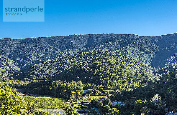 Frankreich  Luberon  Vaucluse  das Luberon-Gebirge von Menerbes aus gesehen (schönstes Dorf Frankreichs)