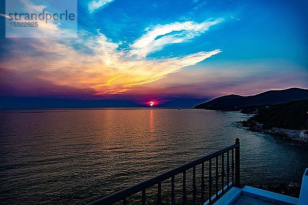 Sonnenuntergang an der Quercianella-Küste  Livorno  Italien