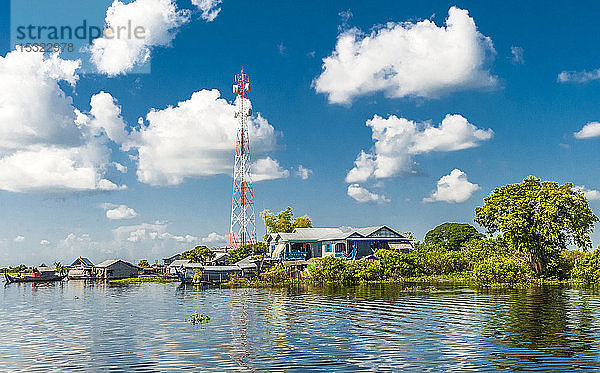 Asien  Cambogia  Tonte Sap See (UNESCO Biosphärenreservat)  schwimmendes Dorf und eine Antenne