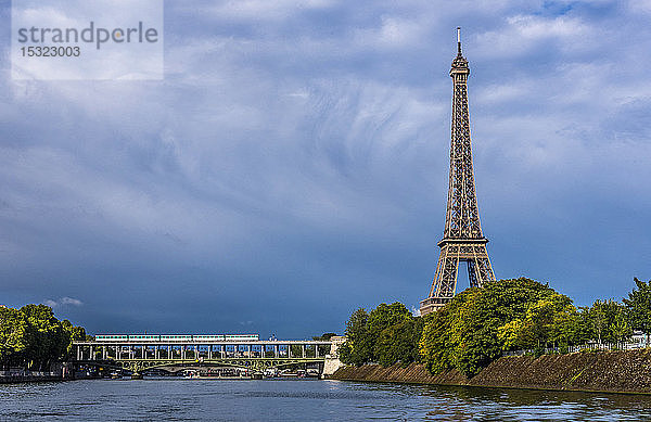 Frankreich  15. Arrondissement von Paris  Eiffelturm  Ã®le aux Cygnes und Pont de Bir-Hakeim über die Seine