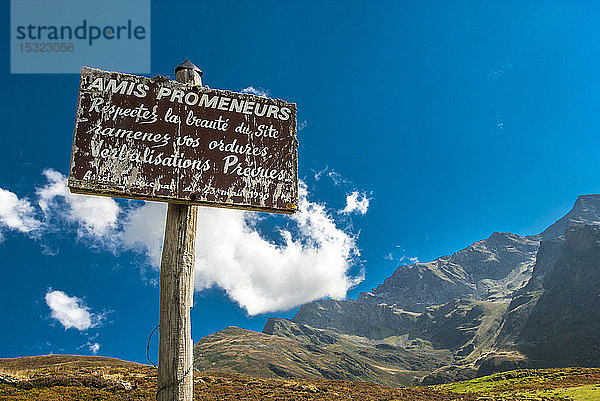 Frankreich  Nationalpark Pyrenäen  Hautes-Pyrenees  Berg Hautacam  Schild mit der Aufforderung  die Umwelt zu respektieren