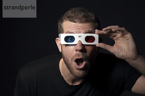 30 Jahre alter Mann  mit 3D-Brille