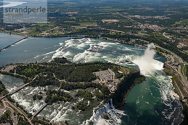 Gesamtansicht der Niagarafälle von oben  Niagara  Ontario  Kanada