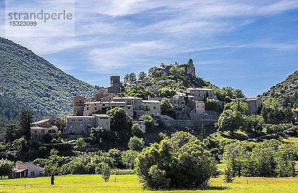 Frankreich  Vaucluse  das auf einem Hügel gelegene Dorf Brantes  das von den Überresten seiner mittelalterlichen Burg überragt wird