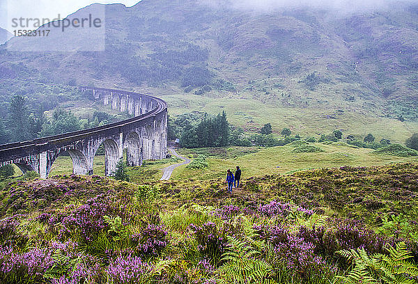 Europa  Großbritannien  Schottland  Lochaber  Highlands  Glenfinnan-Viadukt  West Highland Railway Line (1897-1907) an der Spitze des Loch Shiel  Landschaft aus den Filmen 'Harry Potter und die Kammer des Schreckens' und 'Der Gefangene von Askaban'