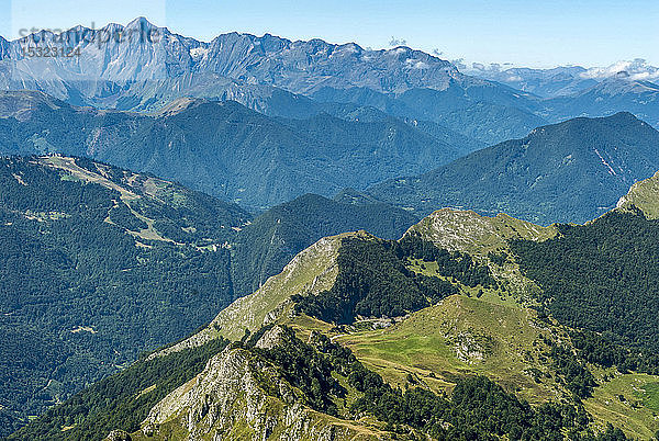 Frankreich  Regionaler Naturpark Pyrenäen Ariegeoises  Gebirgszüge vom Port de Saleix aus gesehen