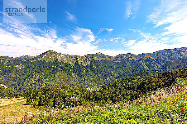 Landschaft  Blick auf die Pisten und Berge rund um das Skigebiet Guzet - Schnee im Sommer. Couserans-Pyrenäen  Ustou-Tal  Ariege  Okzitanien  Frankreich