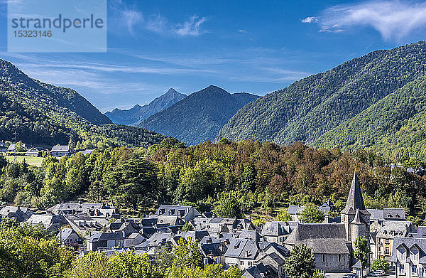 Frankreich  Hautes-Pyrenees  Blick auf Arreau und auf das Aure-Tal (Jakobsweg)