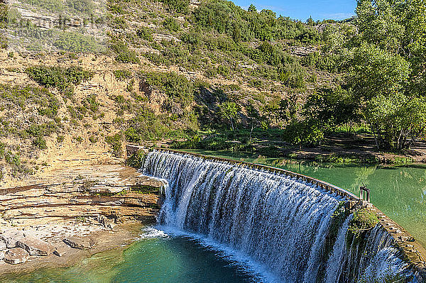 Spanien  Autonome Gemeinschaft Aragonien  Naturpark Sierra y CaÃ±ones de Guara  Wasserfall und kleine Talsperre am Fluss Alcanadre bei Bierge