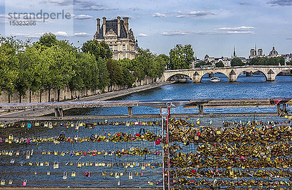 Frankreich  1. Arrondissement von Paris  Quai des Tuileries und Louvre-Palast  Passerelle Leopold-Sedar Senghor und Pont Royal über die Seine