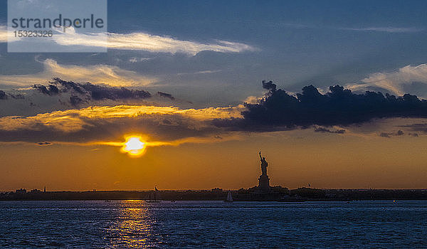 USA  New York  Sonnenuntergang an der Freiheitsstatue