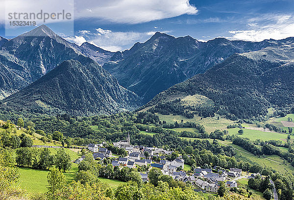 Frankreich  Hautes-Pyrenees  Blick auf das Dorf Azet und auf den Gipfel der französisch-spanischen Grenze  vom Col du Val Louron-Azet (1580 Meter hoch)
