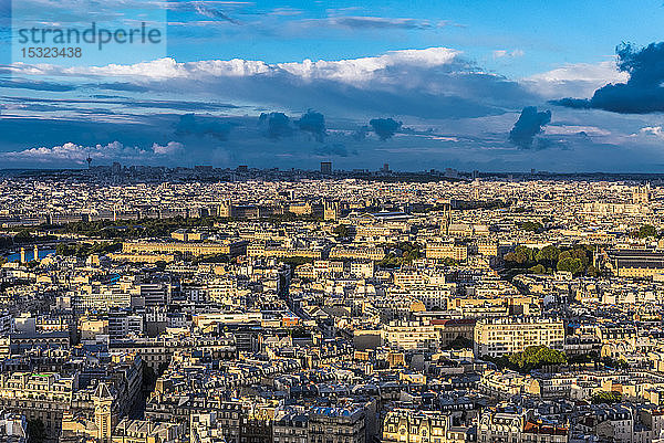 Frankreich  7. Arrondissement von Paris  Blick vom Eiffelturm in Richtung östliche Peripherie (Invaliden  Musee d'Orsay  Louvre-Palast)