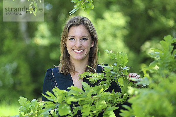 Junge Frau in der Natur