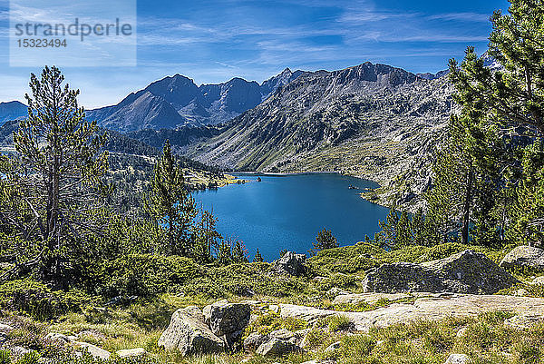 Frankreich  Hautes-Pyrenees  Haute Vallee d'Aure  Nationales Naturschutzgebiet Neouvielle  der Aubert-See vom La Hourquette d'Aubert-Weg aus gesehen