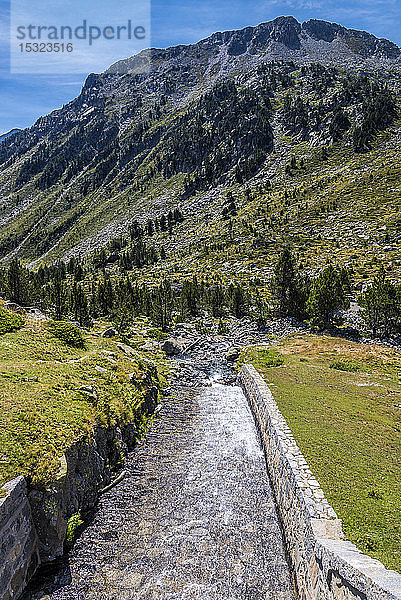 Frankreich  Hautes-Pyrenees  Haute Vallee d'Aure  Nationales Naturschutzgebiet Neouvielle  Überlauf des Stausees von Aubert