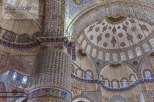 Türkei  Istanbul  Kuppeln des Gebetsraums der Blauen Moschee (1616 von Mehmet Aga  sein Meister war Mimar Sinan) (UNESCO-Welterbe)
