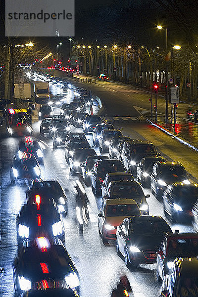 Frankreich  Paris  16. Arrondissement  Avenue du President Kennedy  Straßenverkehr bei Nacht im Winter.
