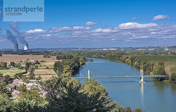 Frankreich  Tarn-et-Garonne  Auvillar  Blick auf die Garonne und auf das Kernkraftwerk von Golfech (Schönstes Dorf Frankreichs) (Jakobsweg)