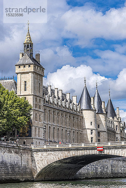 Frankreich  1. Arrondissement von Paris  Ile de la Cite  Pont au Change über die Seine und Palais de la Cite (Conciergerie  Tour de l'Horloge)