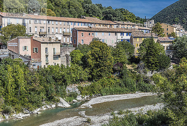 Frankreich  Region Auvergne Rhône-Alpes  Nyons  Blick auf die Häuser am Fluss Eygues