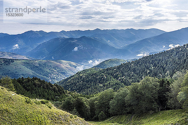 Frankreich  Hautes-Pyrenees  Col de la Hourquette d'Ancizan (1564 Meter hoch)  zwischen dem Vallee d'Aure und dem Vallee de Campan  Blick auf das Aure-Tal