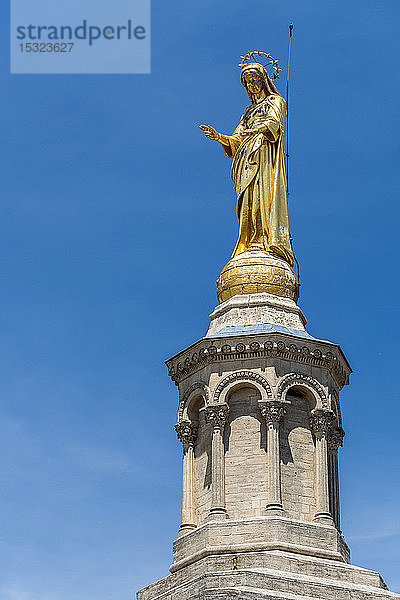 Frankreich  Vaucluse  Avignon  Marienstatue auf der Spitze des Glockenturms der Kathedrale von Avignon (19. Jahrhundert) (UNESCO-Welterbe)
