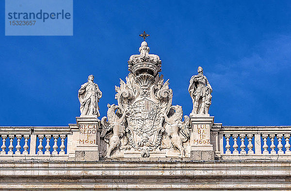 Spanien  Madrid  Fassade des Königspalastes (1738) vor der Plaza de Oriente  gemeißeltes Wappen