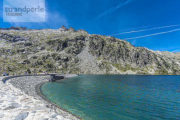 Frankreich  Hautes-Pyrenees  Haute Vallee d'Aure  Nationales Naturreservat Neouvielle  Gipfel des Neouvielle (oder Aubert)  2863 Meter hoch  und der Staudamm des Aubert-Sees