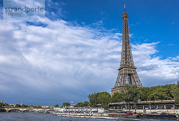 Frankreich  7. Arrondissement von Paris  Eiffelturm und Port de Suffren über der Seine