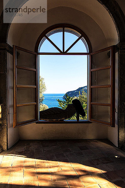 Blick auf das Meer aus einem Fenster der aragonischen Burg von Ischia  Forio  Golf von Neapel  Region Kampanien  Italien