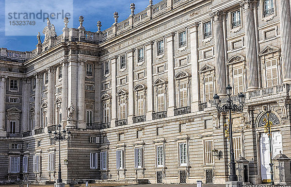 Spanien  Madrid  Fassade des Königspalastes (1738) vor der Plaza de Oriente