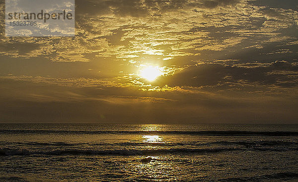 Südafrika  Provinz Westkap  Garden Route  Sonnenuntergang über dem Indischen Ozean  Jeffreys Bay