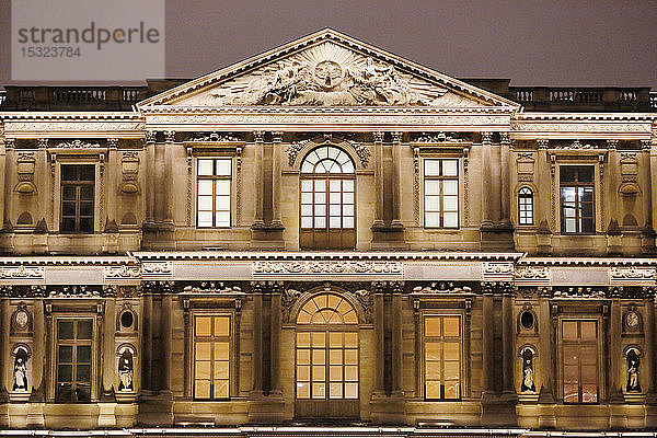 Paris. 1. Bezirk. Louvre-Museum bei Nacht. Quadratischer Innenhof. Fassade des Pavillons Saint Germain l'Auxerrois.