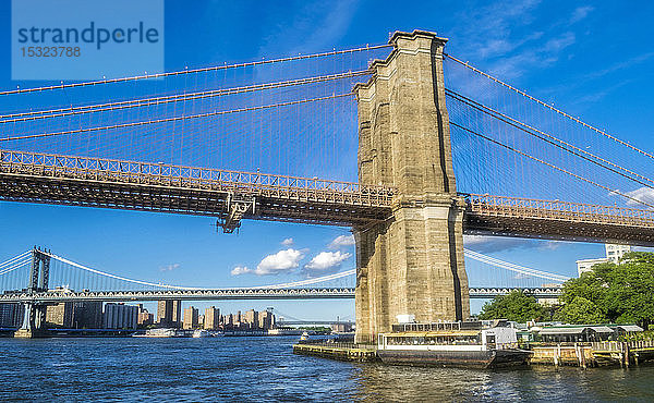 USA  New York  Manhattan  Brooklyn Bridge (1883) und Manhattan Bridge über den East River