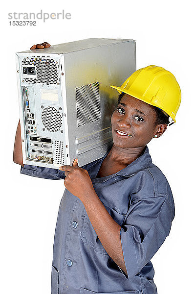 Junge Frau in der Computerwartung lädt eine Computer-CPU auf die Schulter