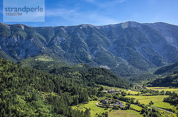 Frankreich  Vaucluse  Brantes  Toulourenc Tal (la Frache und Bernards Bauernhöfe) am Fuße des Nordhangs des Mont Ventoux