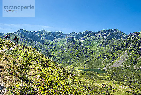 Frankreich  Pyrenäen-Nationalpark  Hautes-Pyrenees  Berg Hautacam  Layous-See und Wanderer in der Nähe der Blaubeeren.