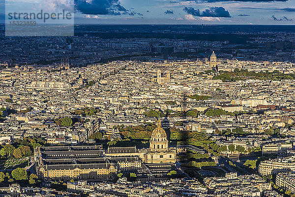 Frankreich  7. Arrondissement von Paris  Blick vom Eiffelturm (Hotel des Invalides und Eglise du Dome)