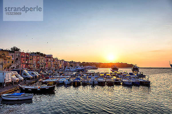 Sonnenuntergang im Hafen von Procida  Golf von Neapel  Region Kampanien  Italien