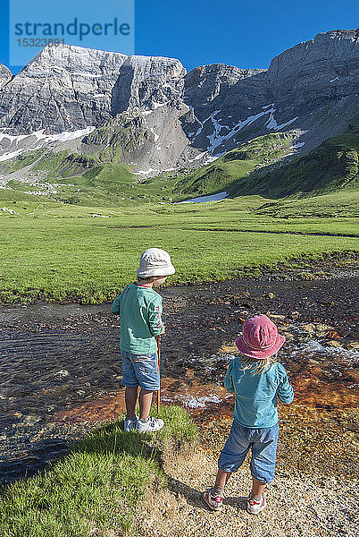 Pyrenäen-Nationalpark  Hautes-Pyrenees  Kinder im Cirque de Troumouse (UNESCO-Welterbe)