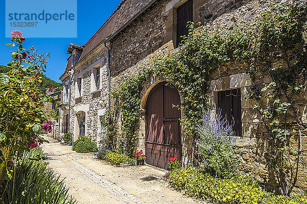 Frankreich  Dordogne  Perigord Vert  Saint-Jean-de-Cole (Plus Beau Village de France - Das schönste Dorf Frankreichs)  Bauernhäuser mit Blumen entlang der Straße