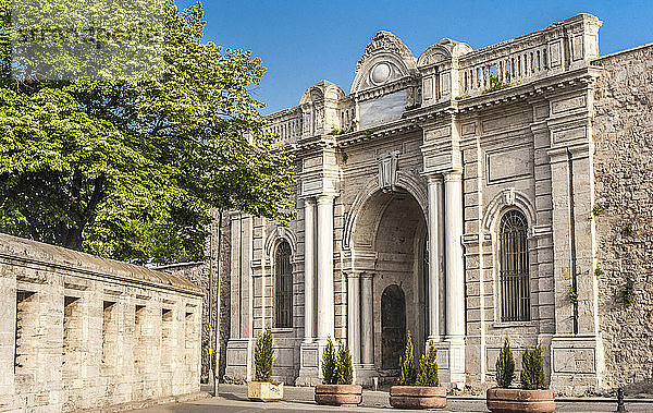 Türkei  Istanbul  Basarviertel  Eingangstür der Universität (16. Jahrhundert) vor der Moschee von Suleiman dem Prächtigen (UNESCO-Weltkulturerbe)