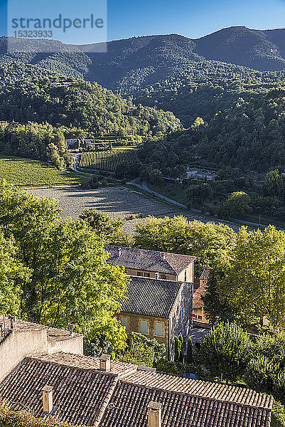 Frankreich  Luberon  Vaucluse  Dorf Menerbes und das Luberon-Gebirge (schönstes Dorf Frankreichs)