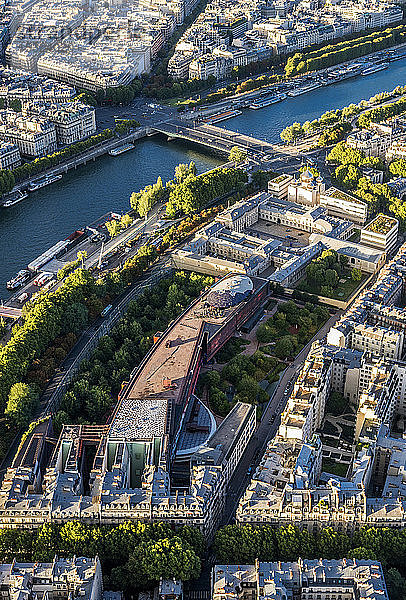 Frankreich  7. Arrondissement von Paris  Blick vom Eiffelturm (musee du quai Branly  orthodoxe Kathedrale der Heiligen Dreifaltigkeit)