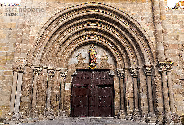 Spanien  Autonome Gemeinschaft Navarra  Provinz Sanguesa  Vorhalle der Kirche Santiago el Mayor (12.-14. Jahrhundert) (Jakobsweg)